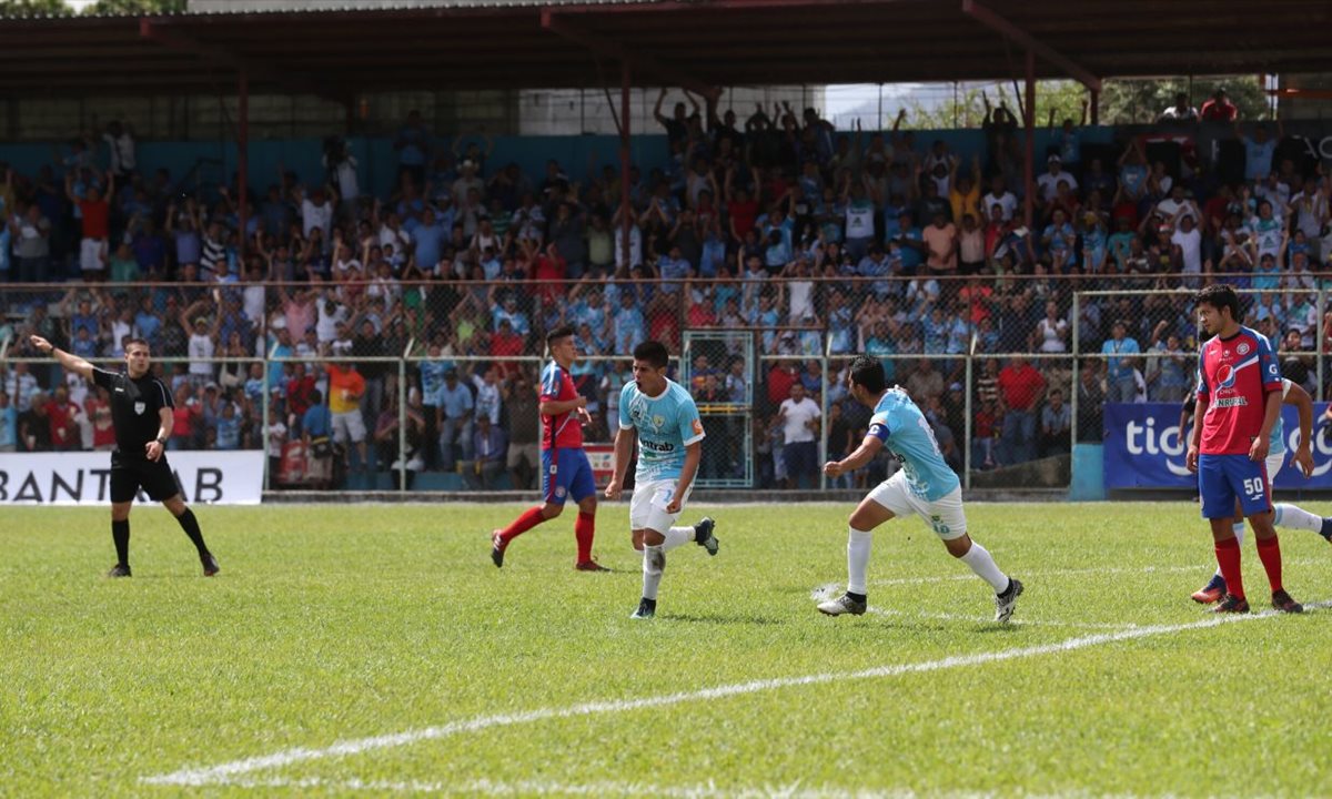 Néstor Jucup festeja luego de anotar el único gol del encuentro que le dio el triunfo a Sanarate. (Foto Prensa Libre: Francisco Sánchez)