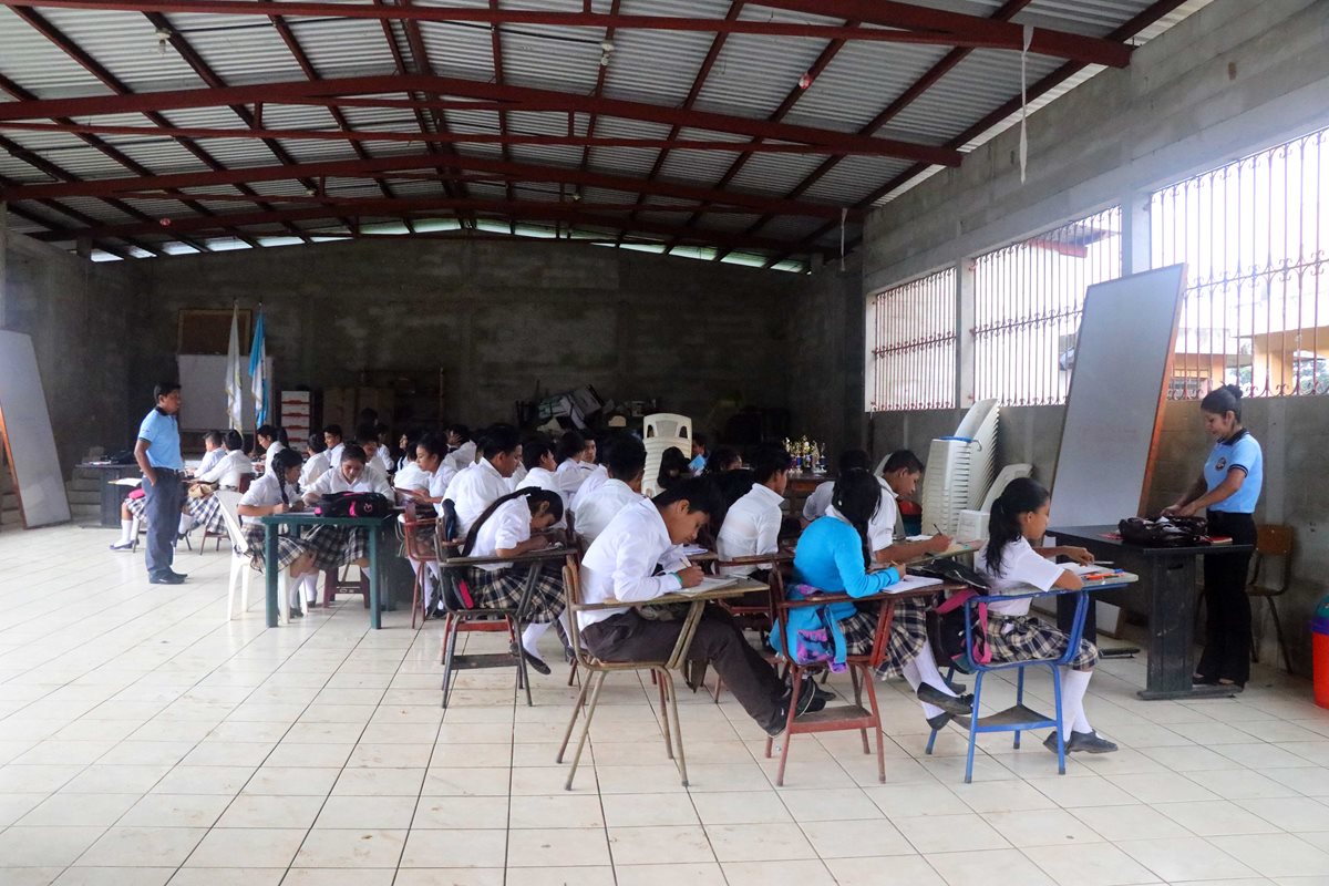 Estudiantes de los tres grados básicos deben recibir clases en el salón comunal. (Foto Prensa Libre: Rolando Miranda)