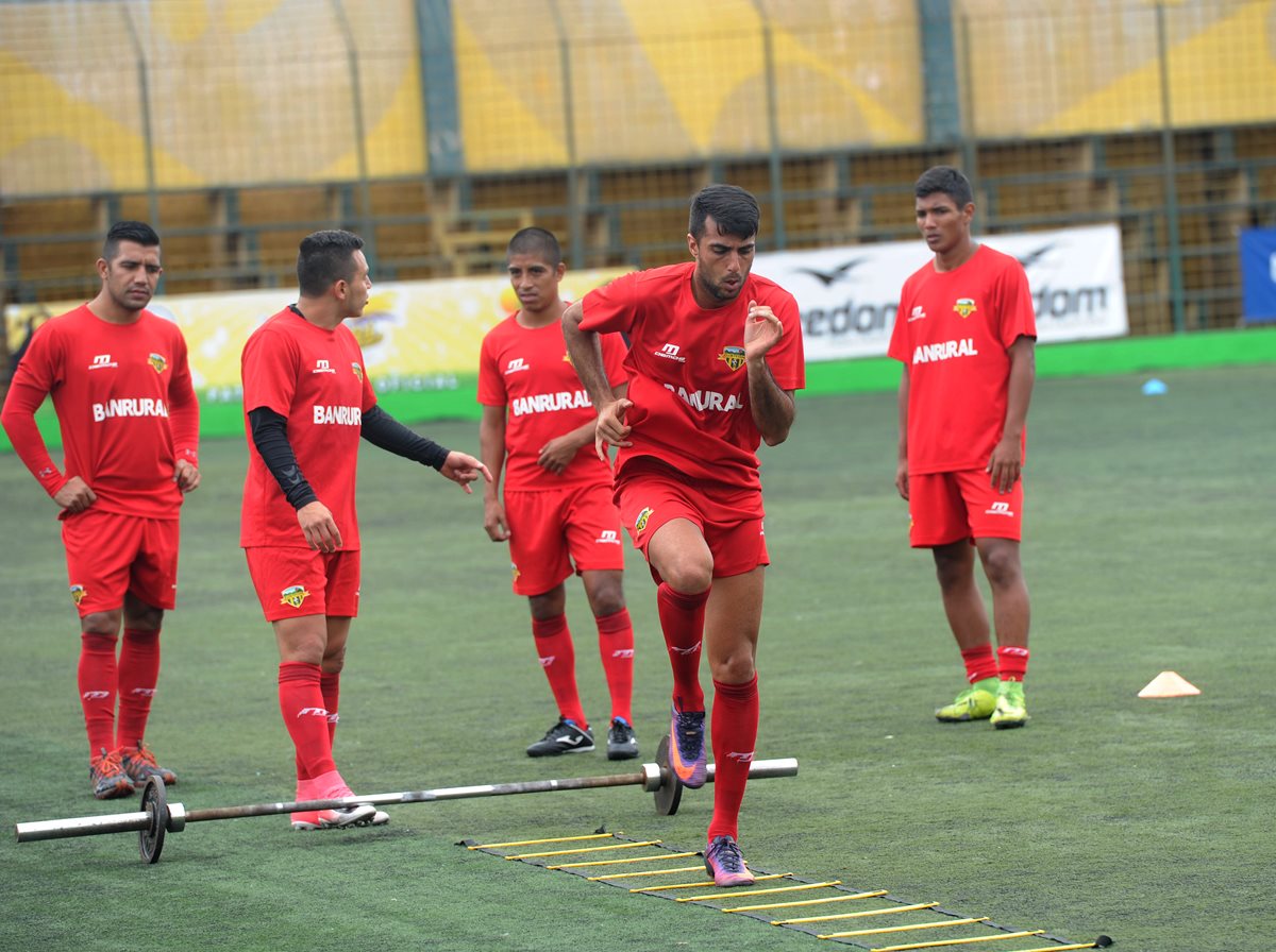 El delantero uruguayo Rodrigo Cubilla solo ha logrado aportarle un gol al líder Petapa, durante la primera vuelta del Apertura 2017. (Foto Prensa Libre: Edwin Fajardo)