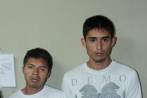 Los dos sindicados de extorsión permanecen en la Comisaría 73, en Chimaltenango. (Foto Prensa Libre: Miguel López) <br _mce_bogus="1"/>