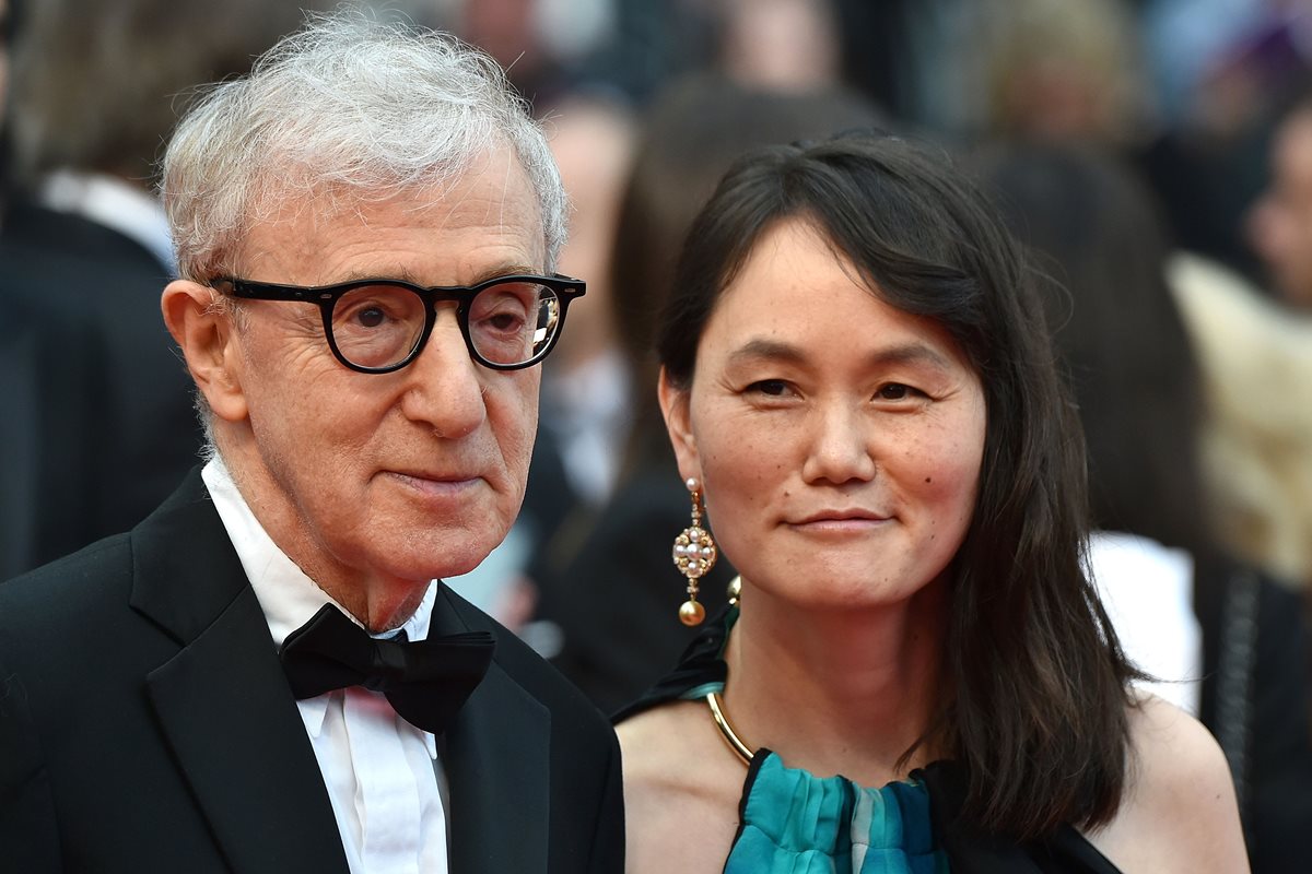 Woody Allen y su esposa Soon-Yi llegan a Cannes. (Foto Prensa Libre AFP)