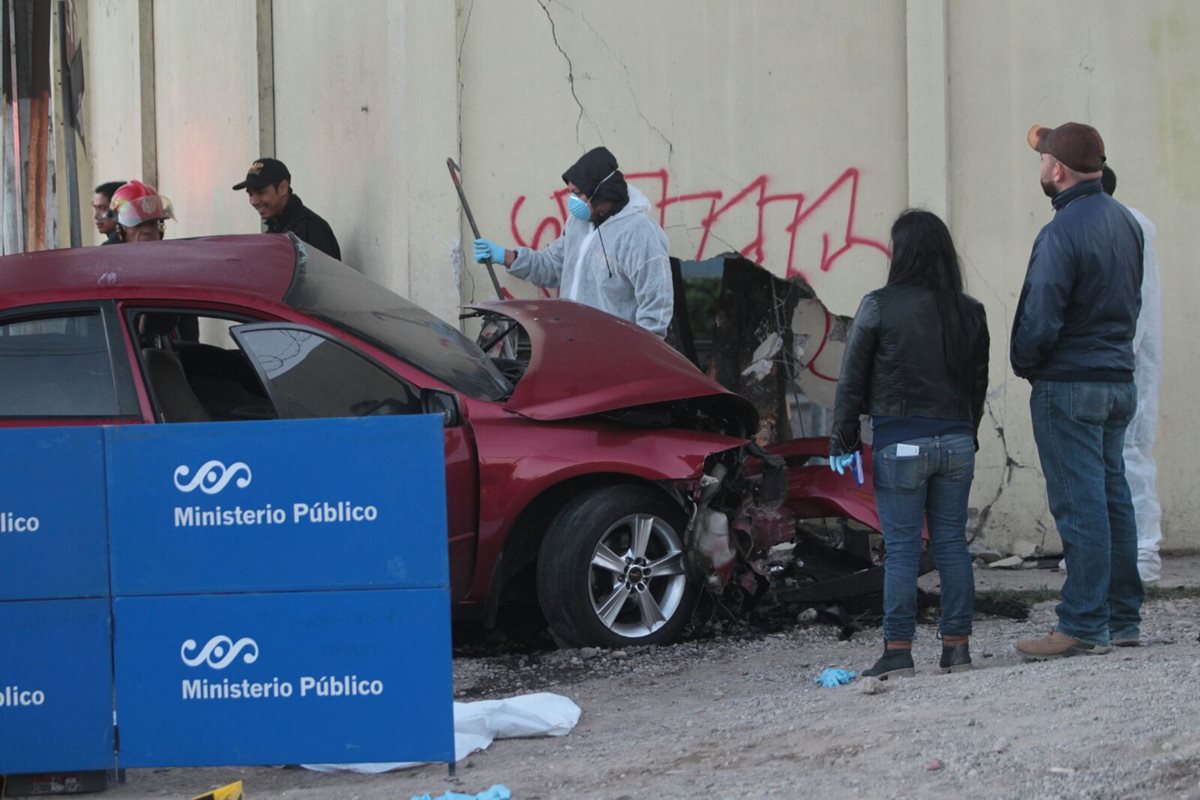 El vehículo quedó empotrado en la pared de una empresa textil. (Foto Prensa Libre: Erick Ávila)