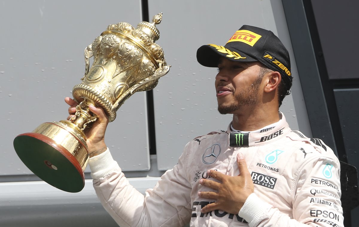 Lewis Hamilton festeja el triunfo en el GP de Gran Bretaña. (Foto Prensa Libre: AP)
