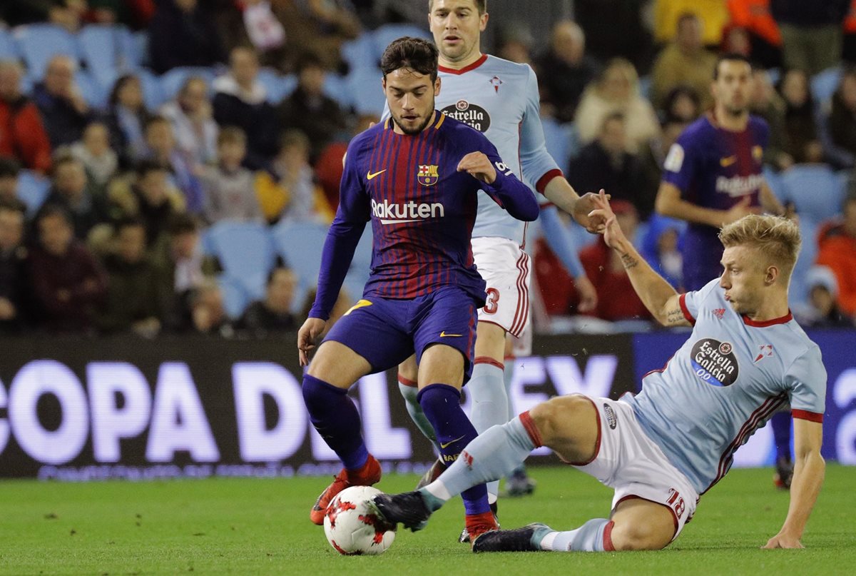 El centrocampista danés del Celta de Vigo, Daniel Wass, pugna por un balón con el delantero del Barcelona José Arnáiz. (Foto Prensa Libre: EFE)
