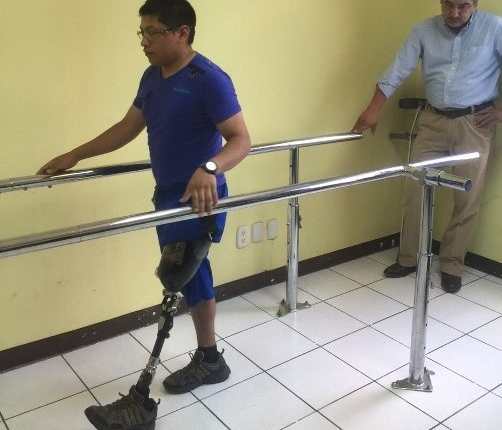 Henry Hernández Martínez da sus primeros pasos utilizando la prótesis. (Foto Prensa Libre: CVB)