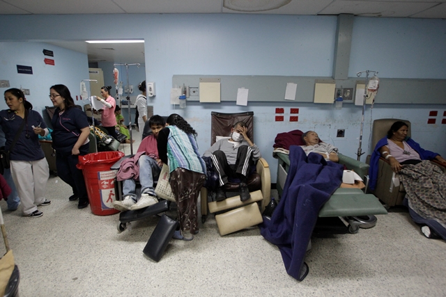 Debido a la crisis hospitalaria, pacientes del Hospital San Juan de Dios reciben atención con múltiples carencias. (Foto Prensa Libre: Hemeroteca PL)