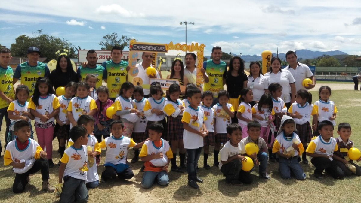 Los jugadores compartieron con los niños en el Campo Minerva. (Foto Prensa Libre: cortesía La Red)
