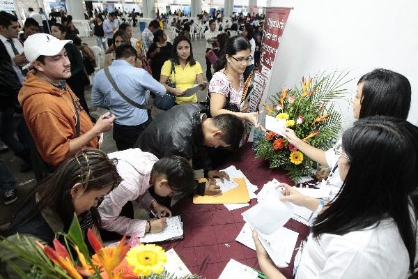 La Feria del Empleo, que comenzó ayer, convocó a miles de personas, que, en    su mayoría, buscan su primer trabajo. (Foto Prensa Libre: Álvaro Interiano)