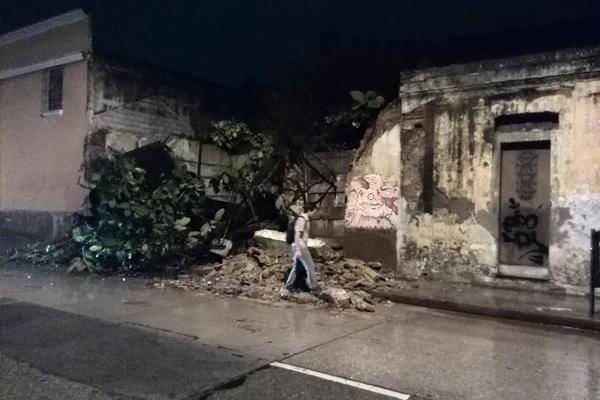 La lluvia destruyó la fachada de una casa abandonada en la zona 1. (Foto Prensa Libre: Óscar Rivas)