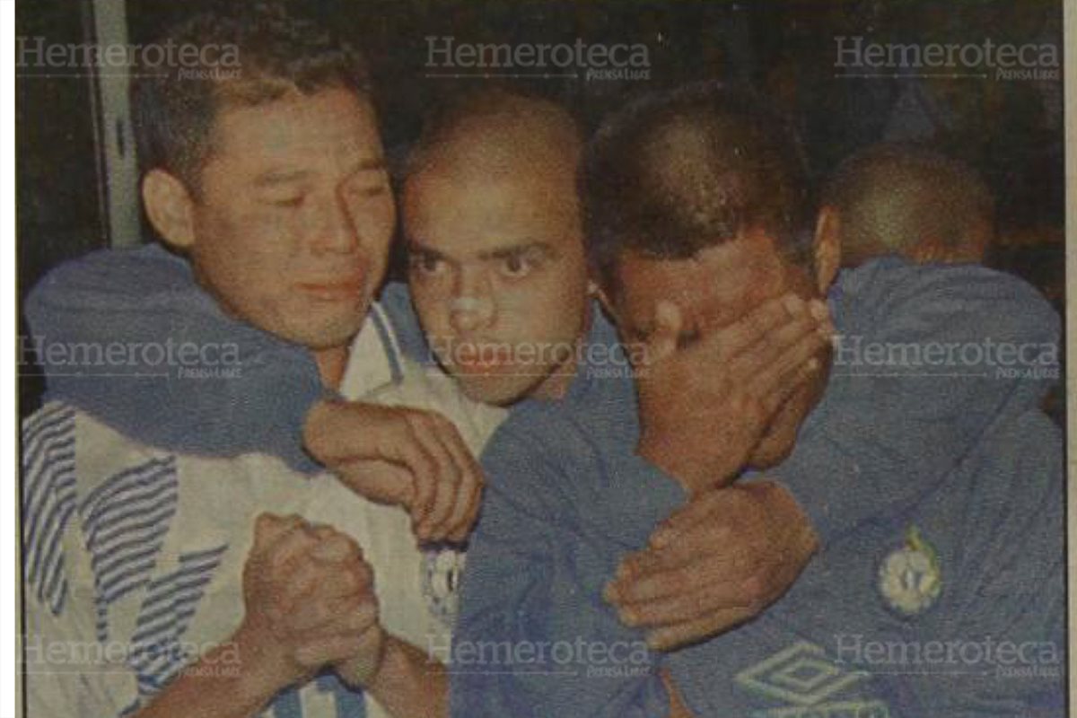Los seleccionados guatemaltecos Marlon Iván León y Juan Carlos Plata, en los extremos, lloran al enterarse de la tragedia. Son consolados por su compan?ero Martín Alejandro Machón. (Foto : Hemeroteca PL)
