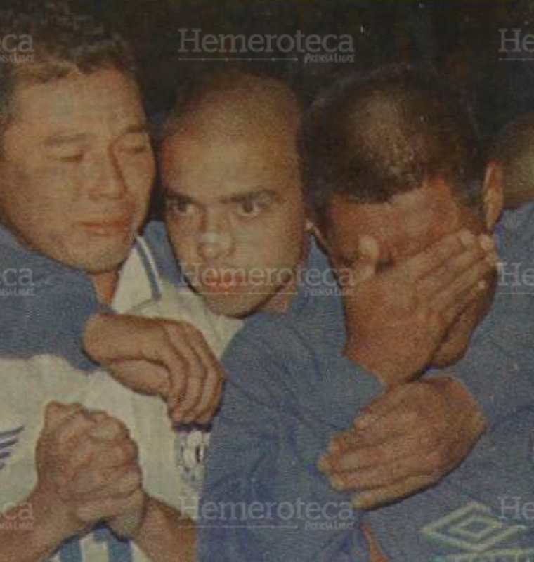 Los seleccionados guatemaltecos Marlon Iván León y Juan Carlos Plata, en los extremos, lloran al enterarse de la tragedia. Son consolados por su compan?ero Martín Alejandro Machón. (Foto : Hemeroteca PL)