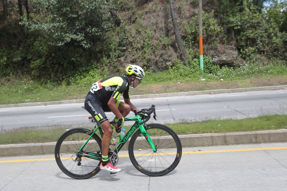 Nervin Jiatz durante su recorrido en la cuarta etapa de la Vuelta a Guatemala. (Foto Prensa Libre: Norvin Mendoza)