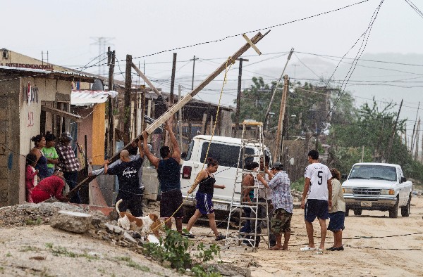Mexicanos trabajan en la zona afectada por el huracán Newton en Los Cabos, Baja California.(Foto Prensa Libre:AFP).