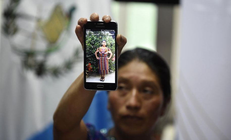 Una tía de Claudia Patricia Gómez González muestra una fotografía de la joven migrante que murió el 23 de mayo del 2018. (Foto Prensa Libre: Hemeroteca PL)