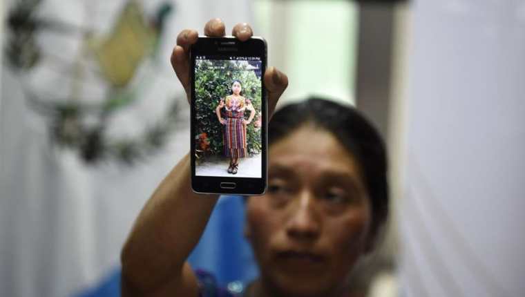 Una tía de Claudia Patricia Gómez González muestra una fotografía de la joven migrante que murió el 23 de mayo del 2018. (Foto Prensa Libre: Hemeroteca PL)