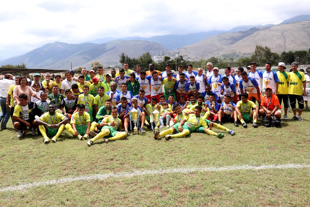Los jugadores de Chiantla e Iztapa posaron juntos con los trofeos de campeón y subcampeón de la Primera División. (Foto Prensa Libre: Mike Castillo)