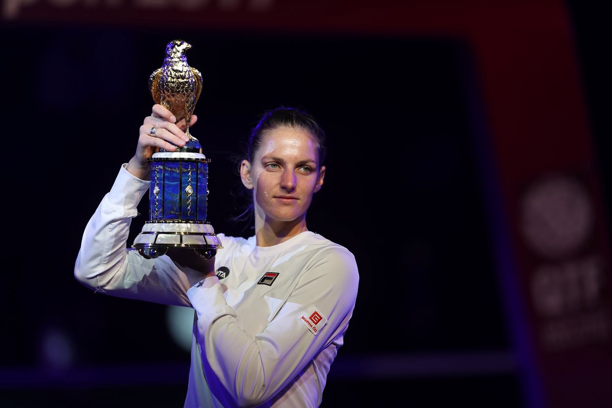 Pliskova alza su trofeo de campeona en Catar. (Foto Prensa Libre: AFP)