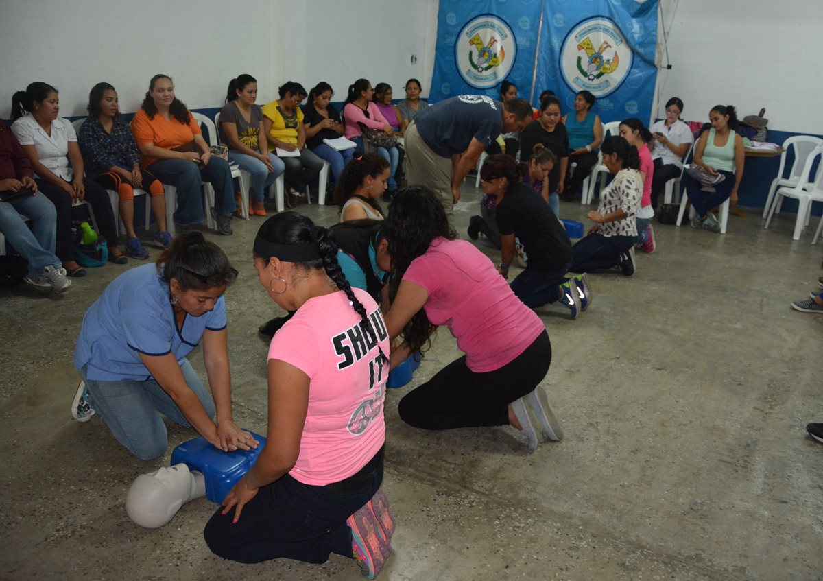 Las estudiantes fueron capacitadas sobre primeros auxilios.(Foto Prensa Libre: Cortesía)