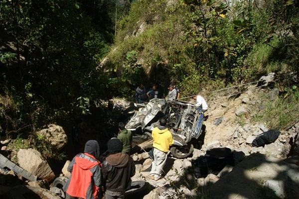 Socorristas extraen vehículo del pastor evangélico César Margarito Gómez, en Nahualá, Sololá. (Foto Prensa Libre: Édgar René Sáenz)