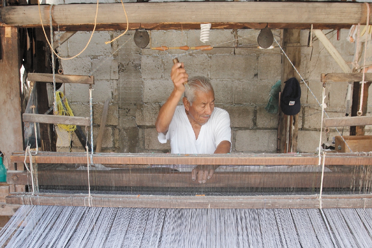 A los 82 años, Víctor Pereira trabaja en un telar de doble ancho en la aldea San Bartolo, Antigua Guatemala.