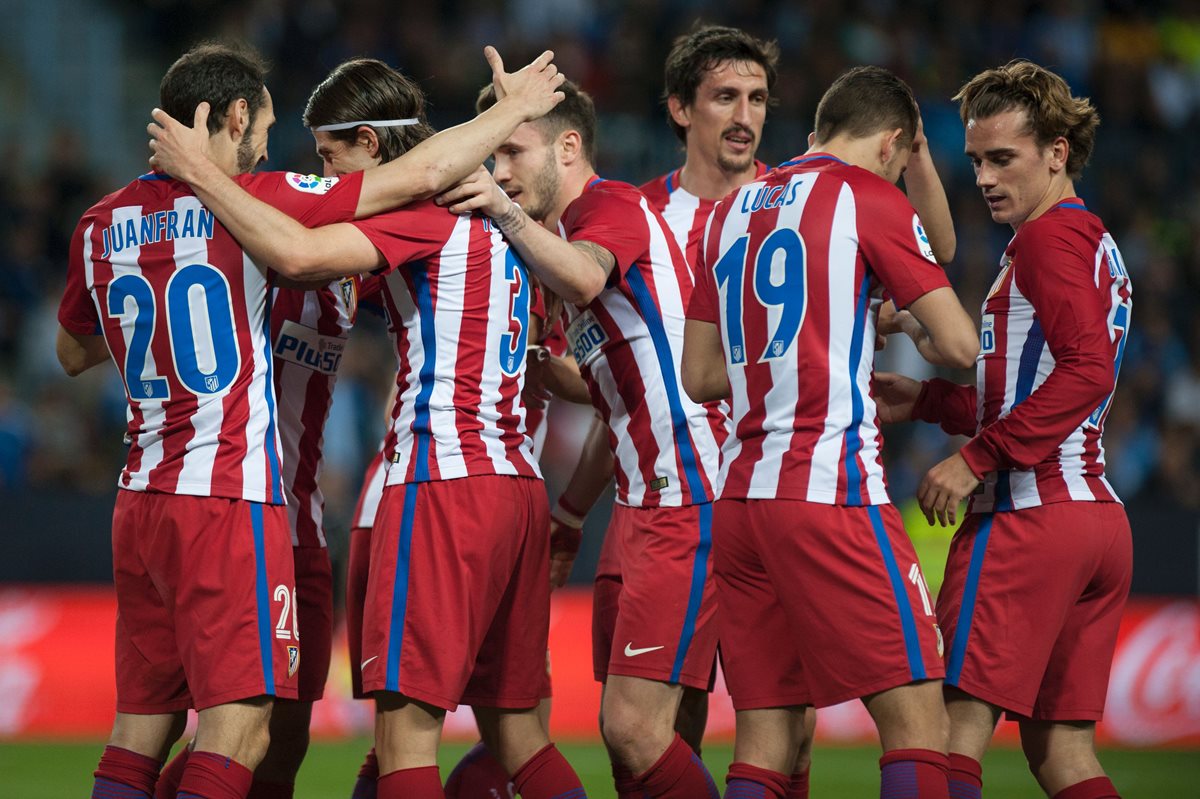 Los jugadores del Atlético de Madrid festejan contra el Málaga. (Foto Prensa Libre: AFP)