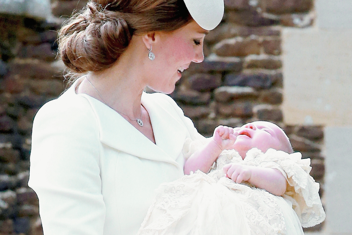 Catalina, la duquesa de Cambridge, lleva a la princesa Carolta, para su bautizo, en la iglesia Santa María Magdalena. Carlota es la cuarta en el orden de sucesión al trono británico. (Foto Prensa Libre, EFE)