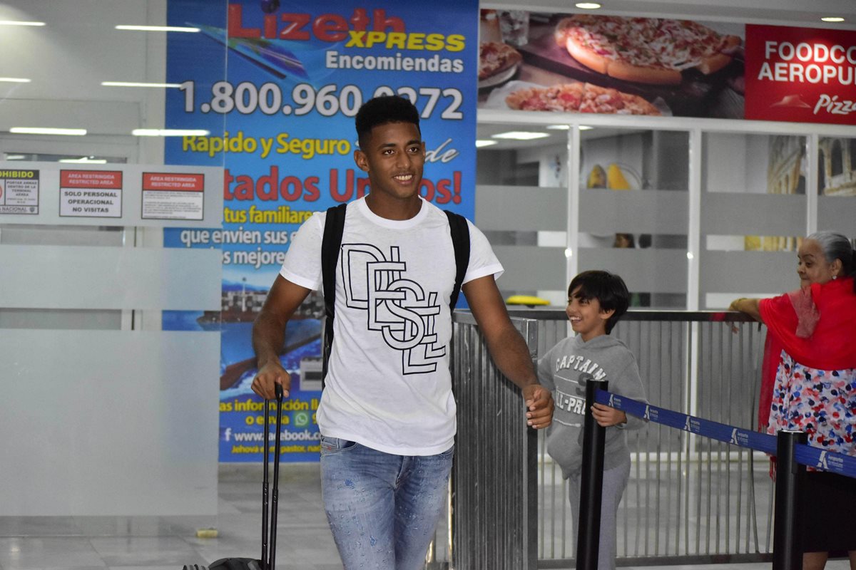 El jugador de la selección de Honduras, Anthony Lozano, llegó ayer al Aeropuerto Internacional Ramón Villeda Morales, en Honduras. (Foto Prensa Libre: EFE)