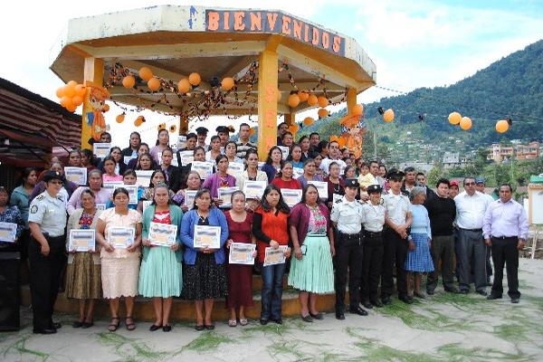 Padres muestran el diploma de capacitación.