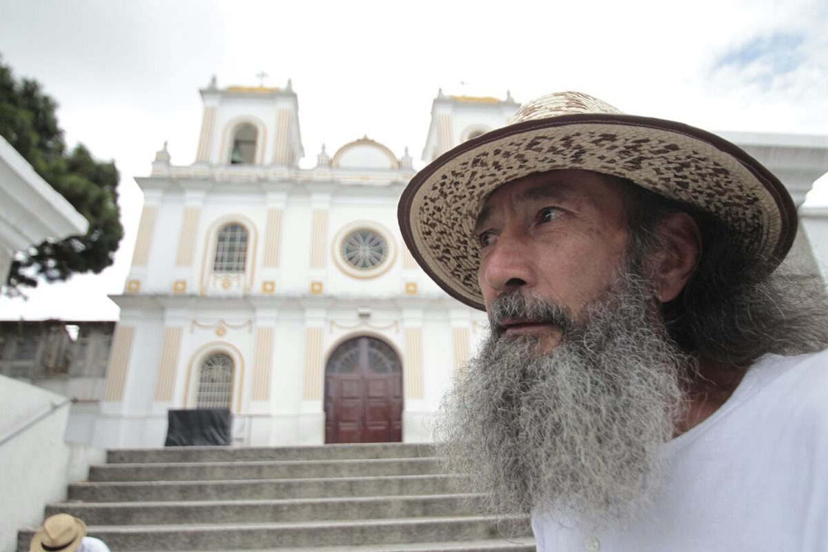 Oswaldo Ochoa, El Caminante que protesta contra la corrupción, salió este viernes de San Lucas Sacatepéquez hacia Mixco. (Foto Prensa Libre: César Pérez)