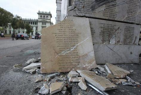 Daños provocados en la Catedral. (Foto Prensa Libre: Erick Ávila)