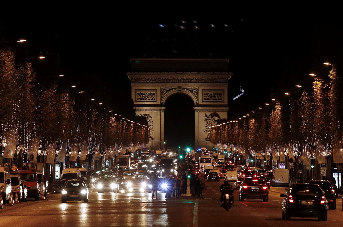 Vista de los Campos Elíseos y el Arco del Triunfo en París, Francia. Ese país es la capital mundial del turismo. (Foto Prensa Libre: AFP).