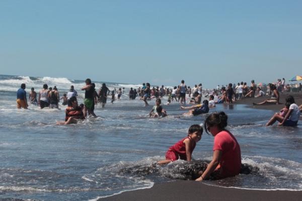 Cientos de personas aprovechan fin de semana para visitar la playa de Puerto San Jose, Escuintla. (Foto Prensa Libre: Melvin Sandoval)