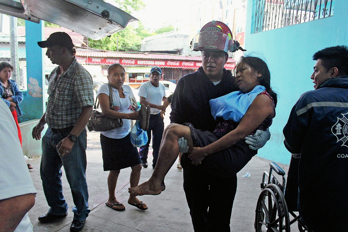 Rescatista ingresa a una de las heridas al Hospital Regional de Coatepeque. (Foto Prensa Libre: Aléxánder Coyoy)