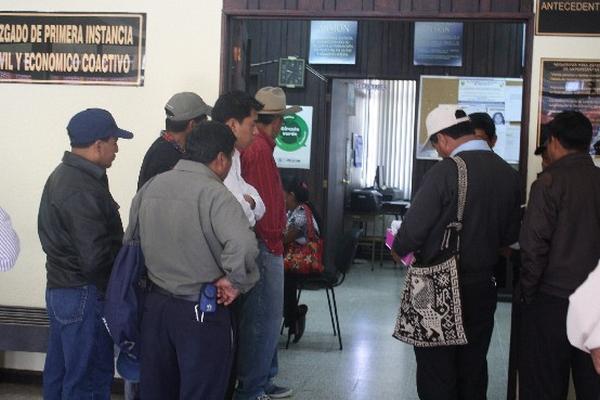 Delegados de Nahualá y Santa Catarina Ixtahuacán reciben la resolución que deja en suspenso el paso de cableado eléctrico por sus municipios.