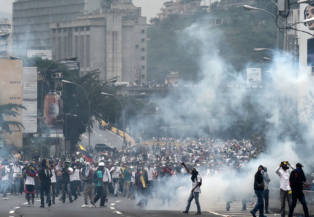 Venezolanos salieron a las calles de Caracas para protestar contra el gobierno de Nicolás Maduro. (Foto Prensa Libre: AFP)
