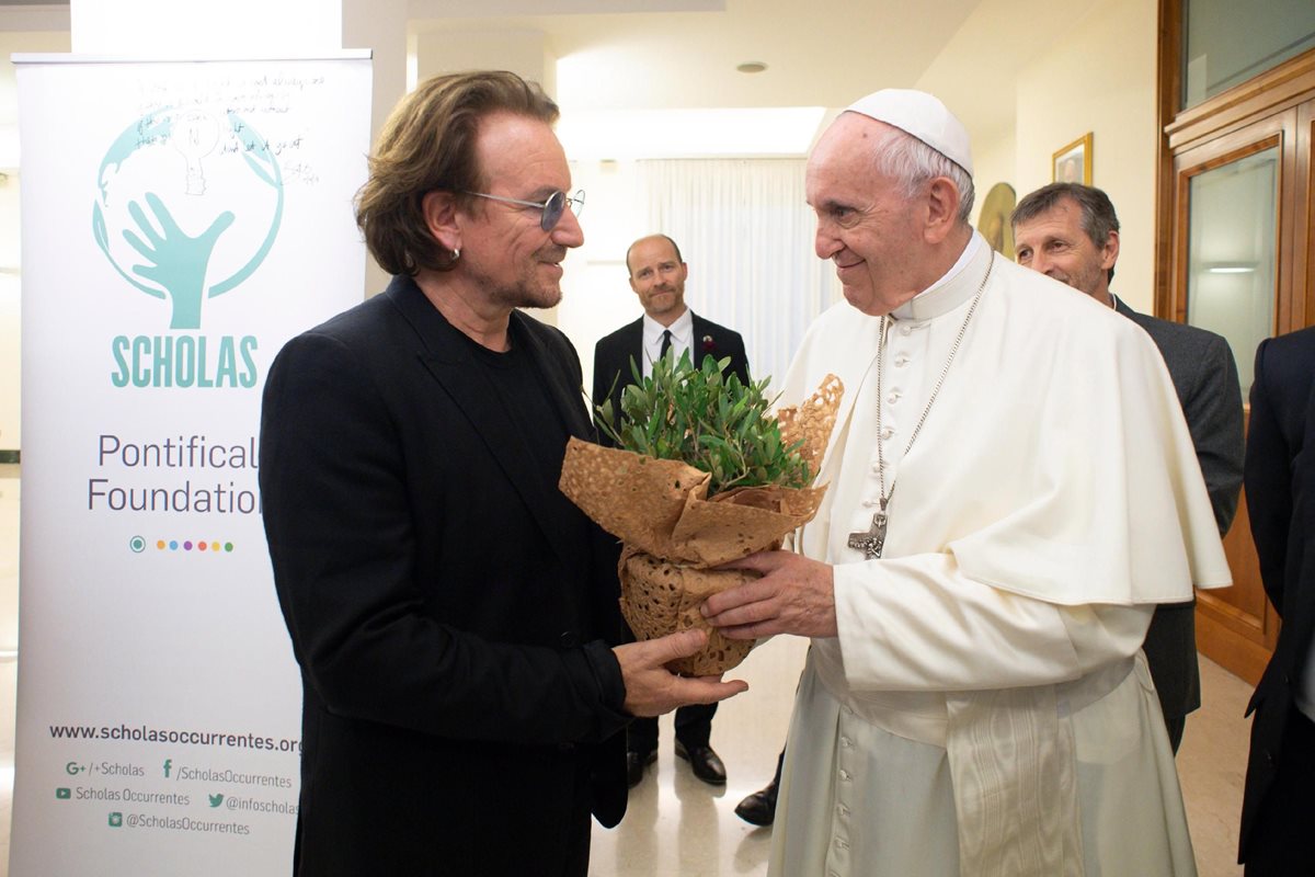 Bono y el papa Francisco dialogaron en el Vaticano sobre "los cambios que se necesitan hacer" las comunidades de todo el mundo. (Foto Prensa Libre: EFE)
