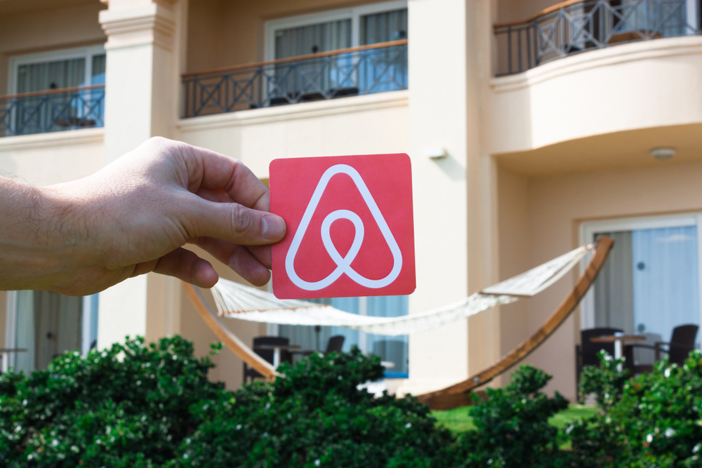 El fenómeno de portales de alquiler de viviendas de uso turístico o vacacional, como Airbnb, crece de forma exponencial por su costo accesible. (Foto Prensa Libre: EFE)