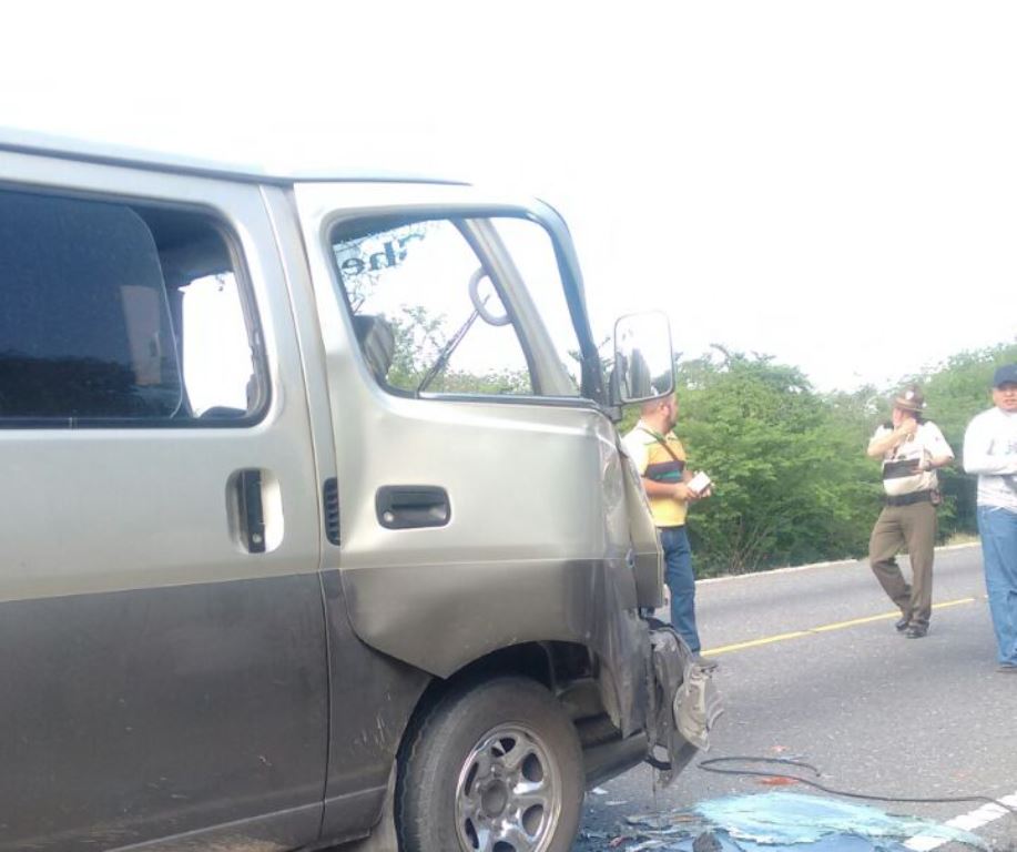 Vehículo accidentado en San Agustín Acasaguastlán, El Progreso. (Foto Prensa Libre: Héctor Contreras)