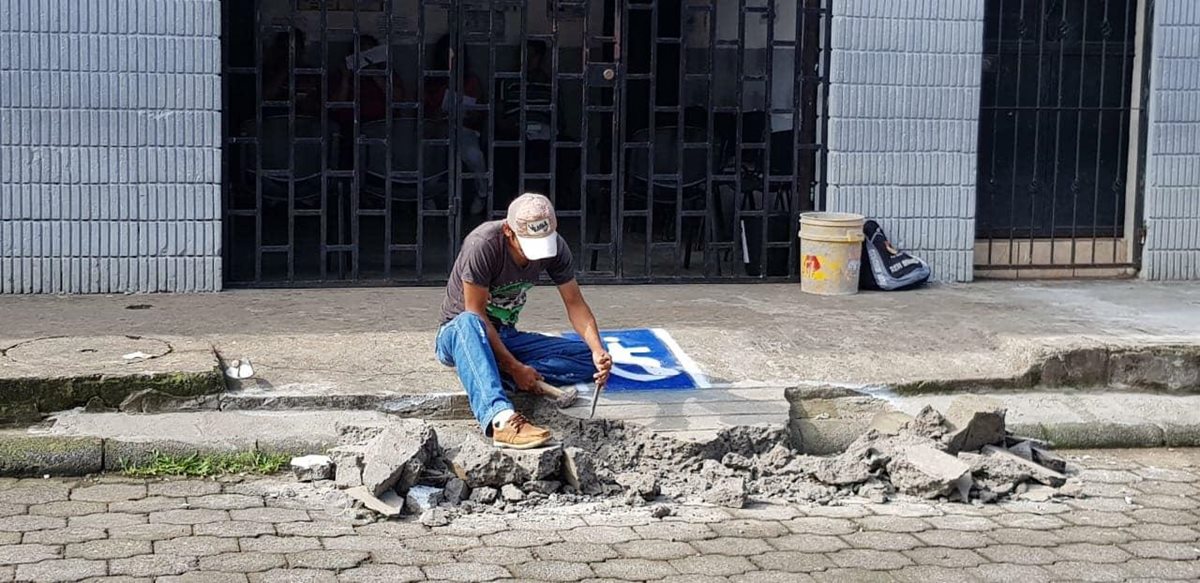 Un trabajador destruye la rampa que fue recientemente construida en el Renap de Coatepeque, Quetzaltenango. (Foto Prensa Libre: Cortesía Vivian Sandoval)