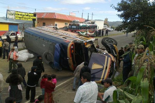 Autobús de Transportes Santa Cruz que volcó en el km 34.5 de la ruta Interamericana, Santiago Sacatepéquez. (Foto Prensa Libre: Miguel López)