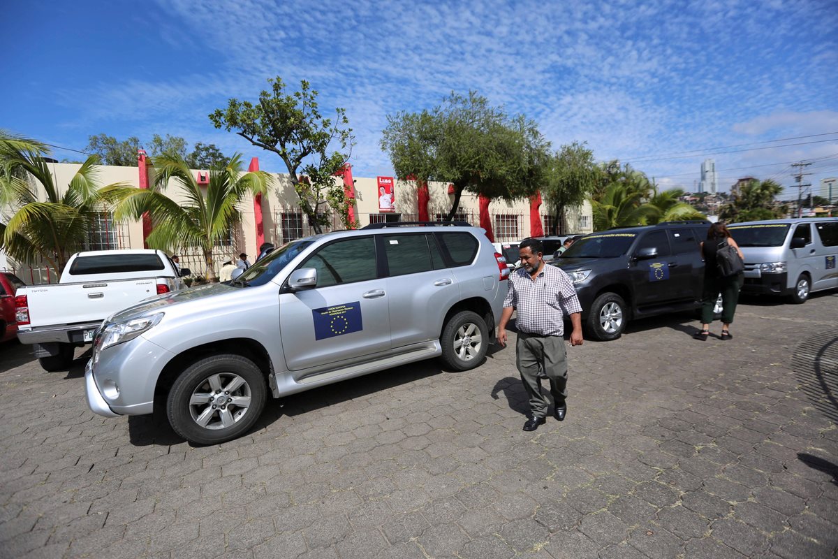 Vehículos de Observadores de la Unión Europea, durante una reunión en Tegucigalpa. (Foto Prensa Libre: EFE)