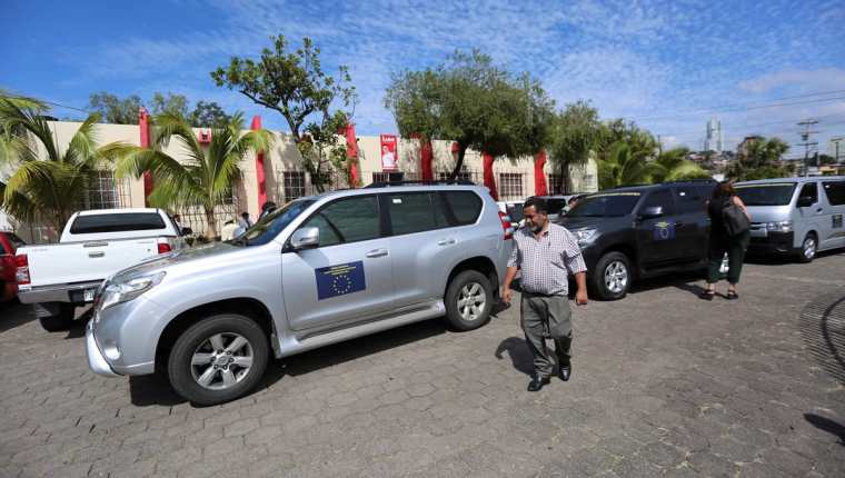 Vehículos de Observadores de la Unión Europea, durante una reunión en Tegucigalpa. (Foto Prensa Libre: EFE)