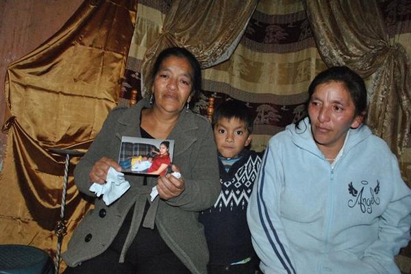 Brenda Ramírez sostiene una foto de su hija Yakelin, quien fue asesinada por su esposo en Oklahoma. (Foto Prensa Libre: Aroldo Marroquín)