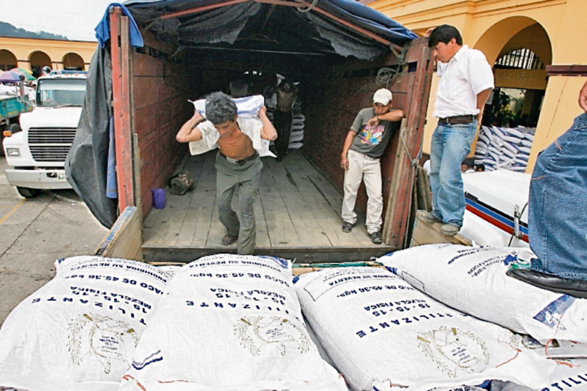 La entrega de un millón de sacos de abono concluyó la semana recién pasada.(Foto Prensa Libre: KATTIA VARGAS)