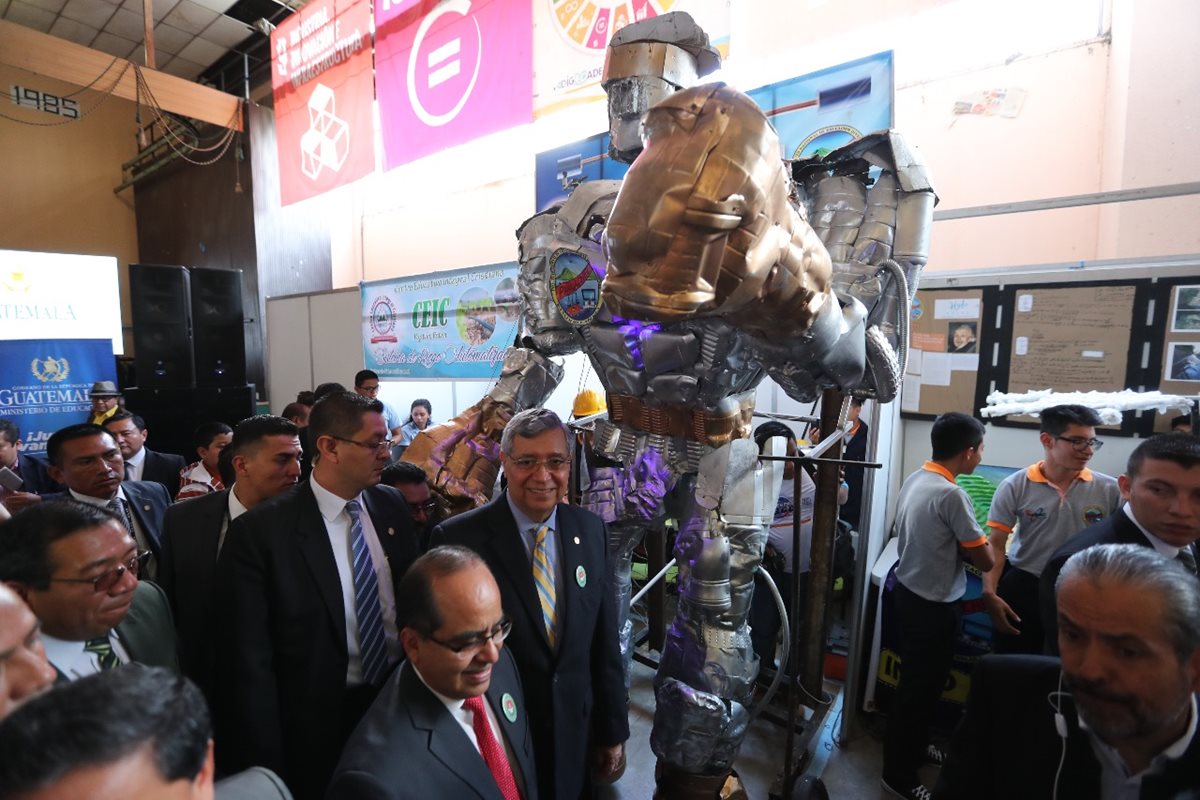 Estudiantes presentaron sus proyectos, como este robot gigante creado con desechos. A la inauguración de la feria llegó el vicepresidente Jafeth Cabrera (c). (Foto Prensa Libre: Érick Ávila)