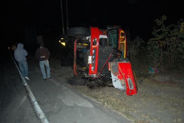 El AutoBús  quedó volcado en la orilla de la carretera, en Sumpango.