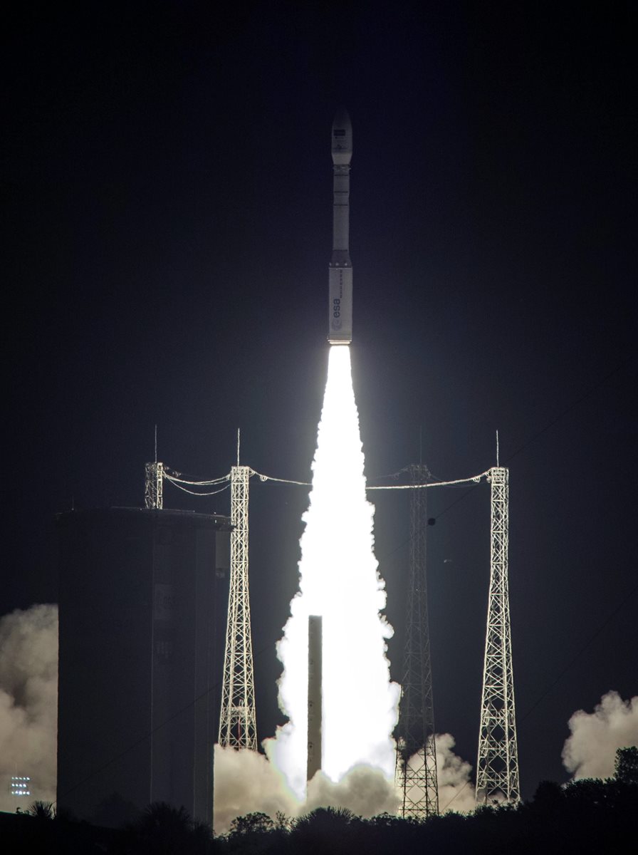 El cohete Vega lleva al espacio un satélite Sentinel-2A, perteneciente a la iniciativa europea Copernicus. (Foto Prensa Libre: EFE).