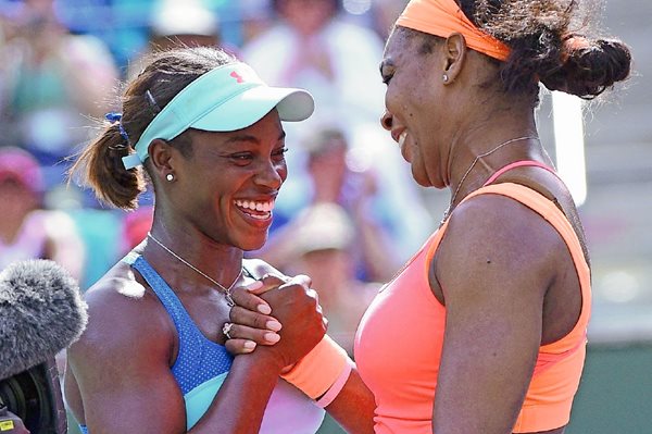 La estadounidense Serena Williams —derecha— tras vencer a su compatriota Sloane Stephens este martes, durante la cuarta ronda del Abierto de Indian Wells. (Foto Prensa Libre: EFE)