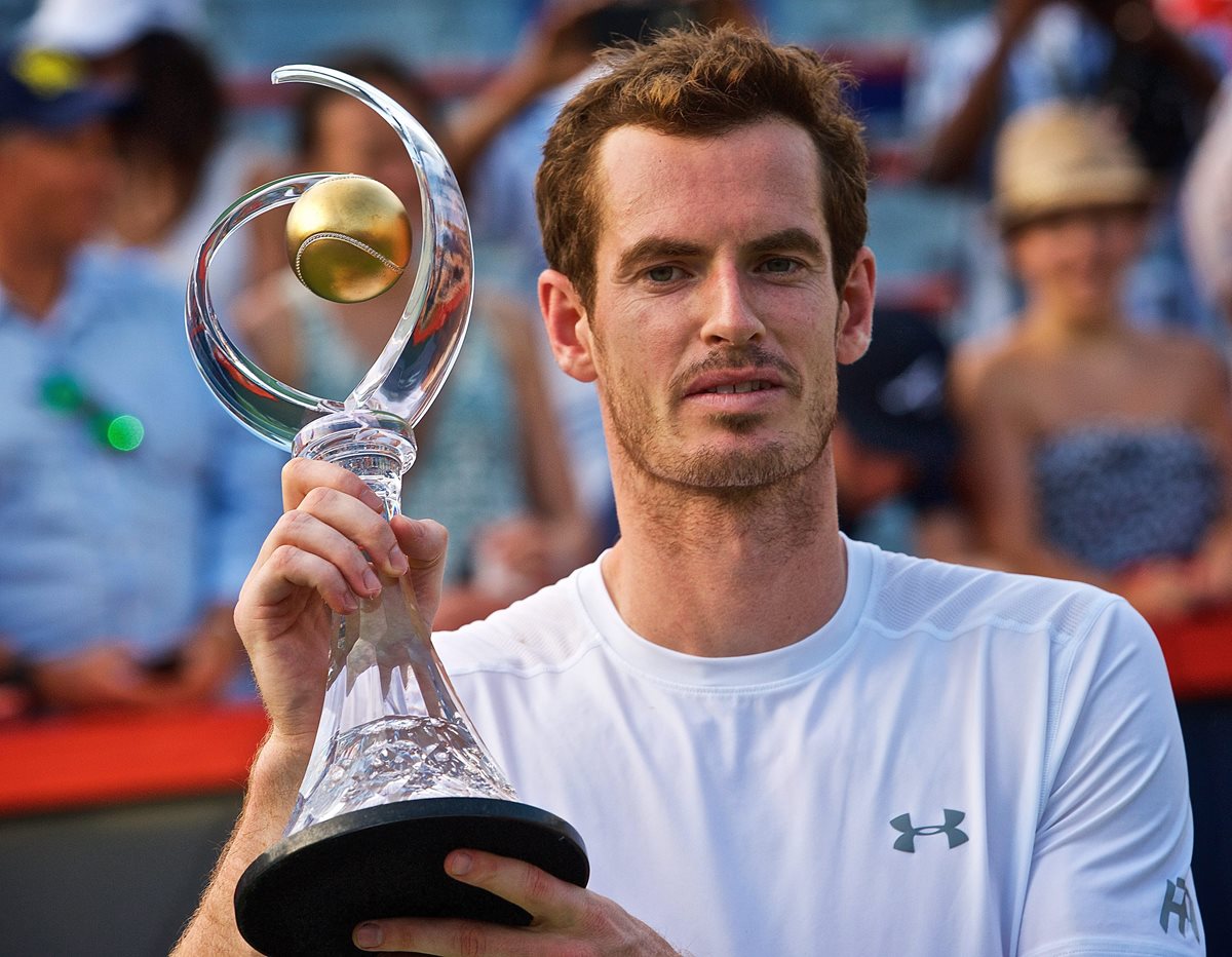 Andy Murray posa con el trofeo luego de derrotar a Novak Djokovic. (Foto Prensa Libre: EFE)