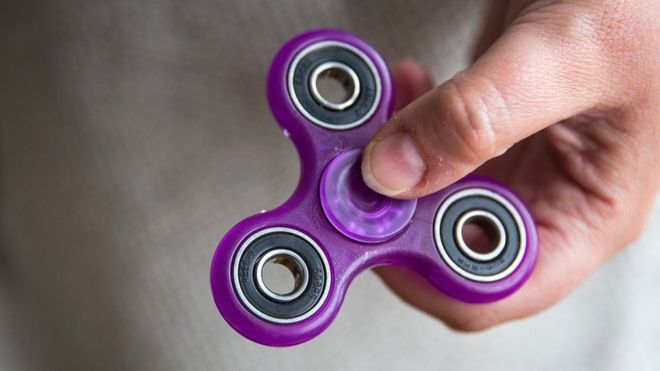 Qué es el fidget spinner, el juguete que fascina a los niños y por qué está causando tanta controversia en las escuelas